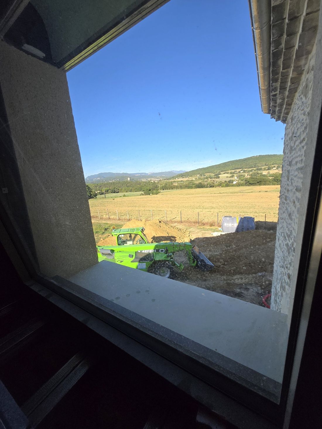 Vue depuis une future baie vitrée du gîte Les Oliviers, champs de la Drôme